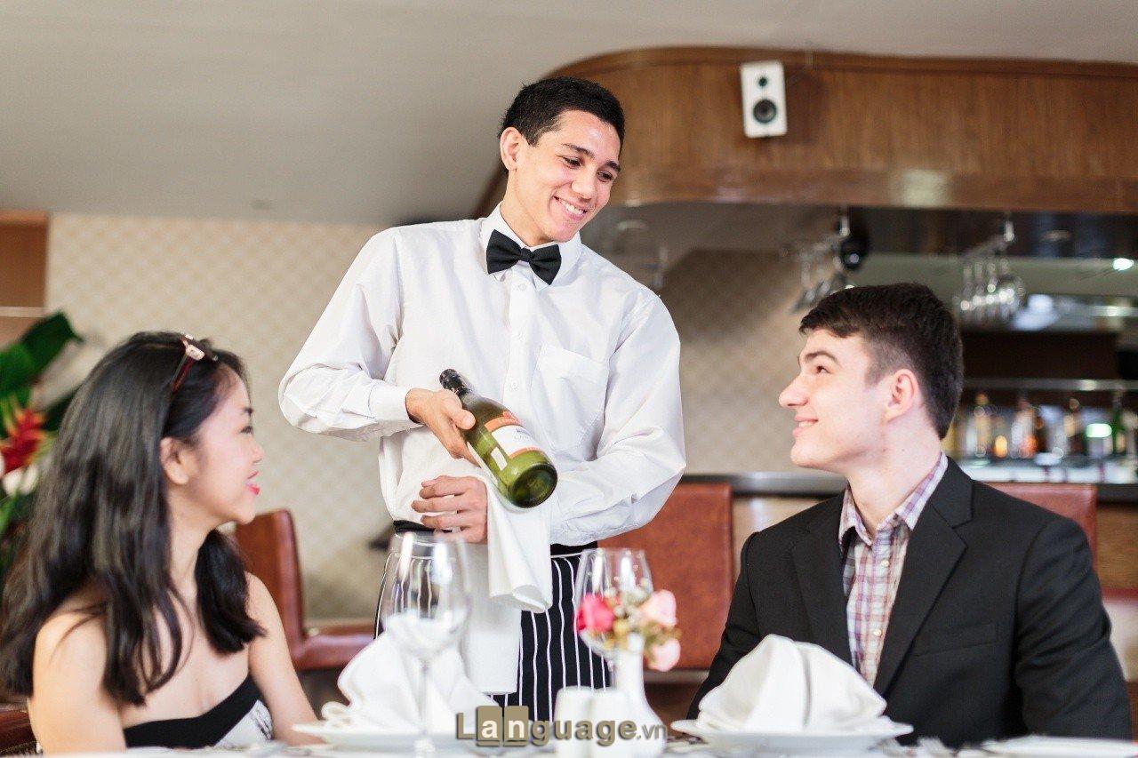 những đoạn hội thoại tiếng anh trong nhà hàng