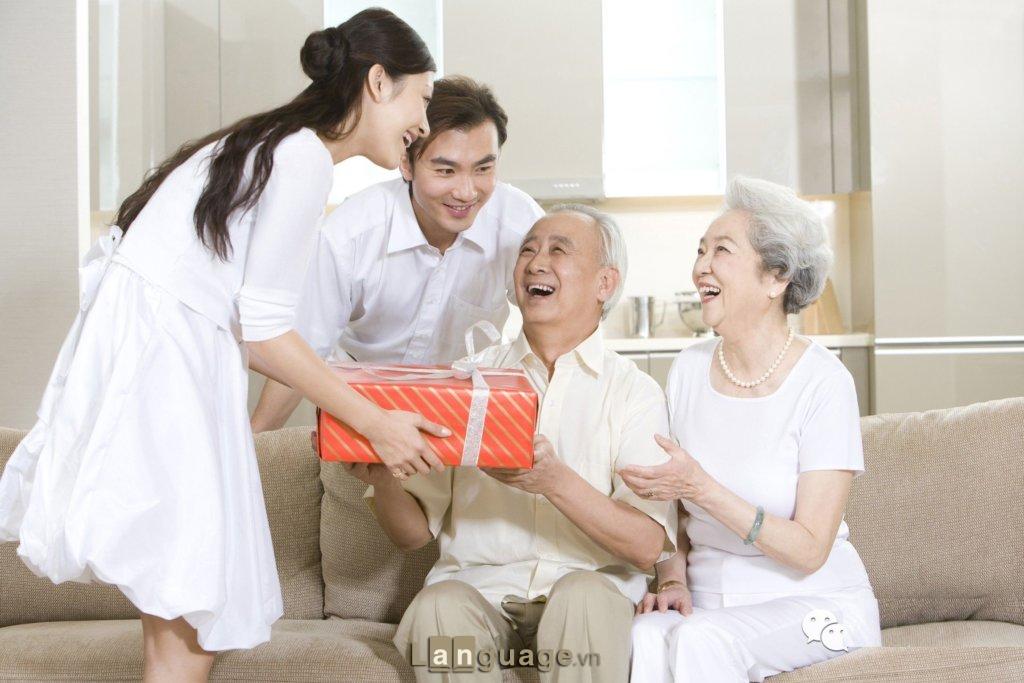 Mẫu câu tiếng Anh thường dùng khi giao tiếp về chủ đề gia đình Mẫu câu tiếng Anh thường dùng khi giao tiếp về chủ đề gia đình