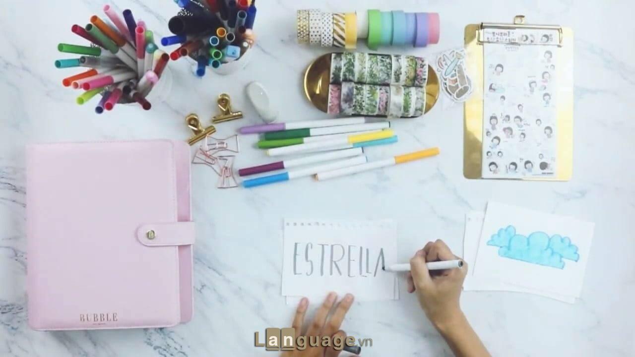 Viết từ mới lên giấy ghi chú và dán quanh nhà Viết từ mới lên giấy ghi chú và dán quanh nhà